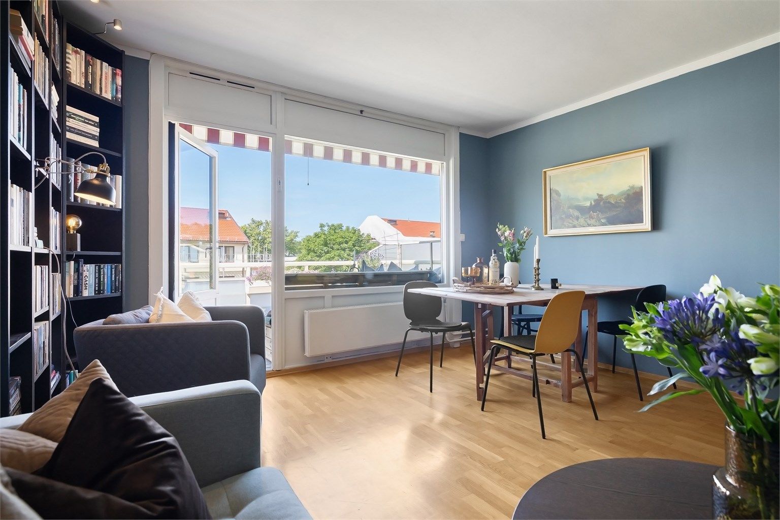 Boligen befinner seg i en blindgate omkranset av grøntarealer med kort vei til både sentrum og skogen, i rolige og barnevennlige omgivelser