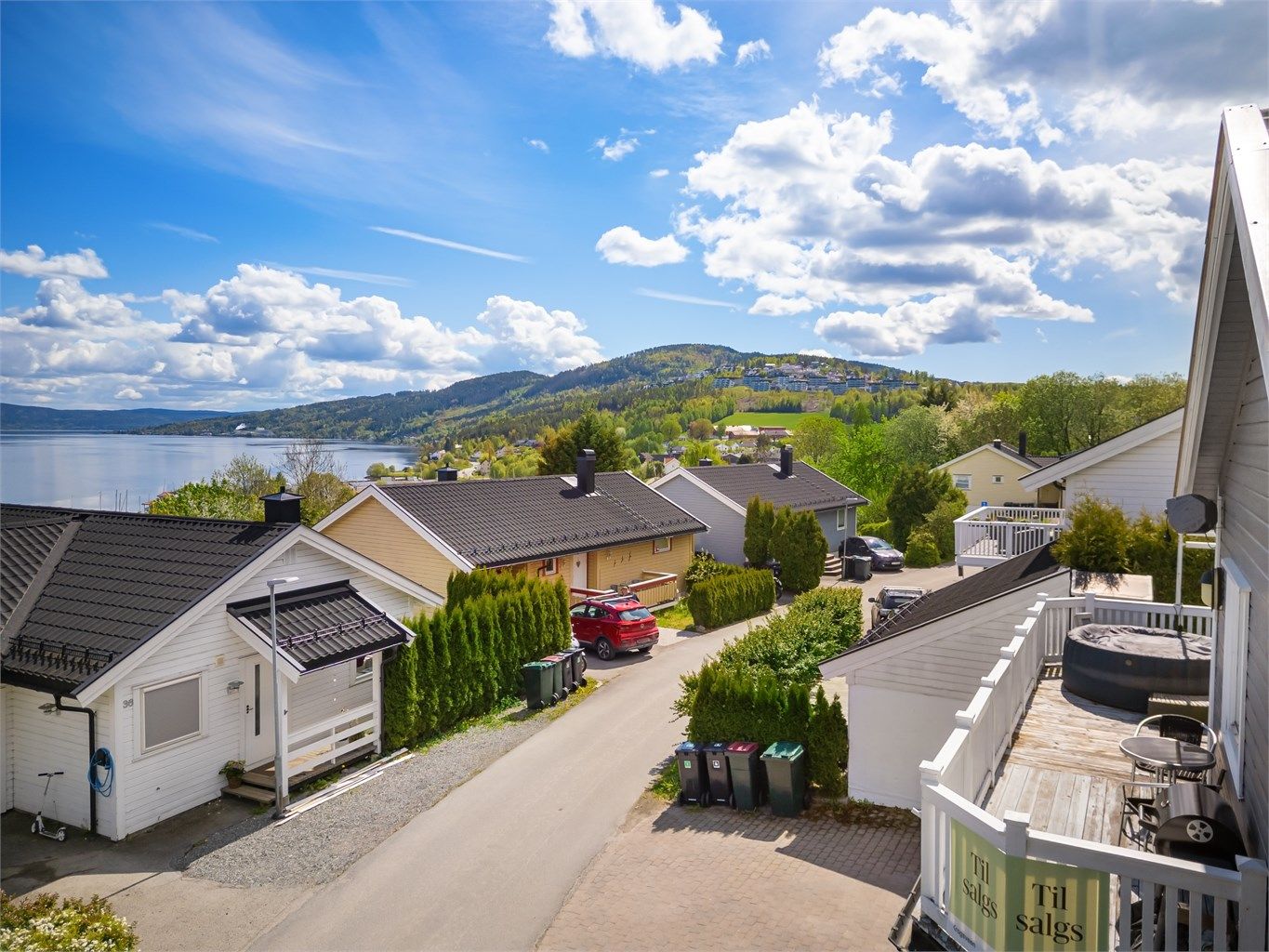 Fra terrassen har man god oversikt over nærområdet og fjorden.