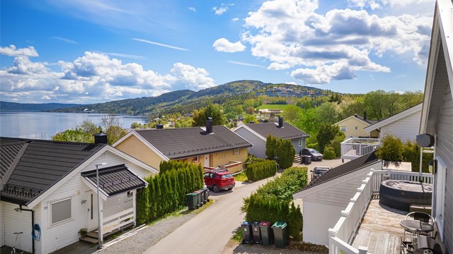 Fra terrassen har man god oversikt over nærområdet og fjorden.