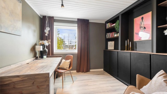 Innredet rom i underetasjen som i dag benyttes som kontor.