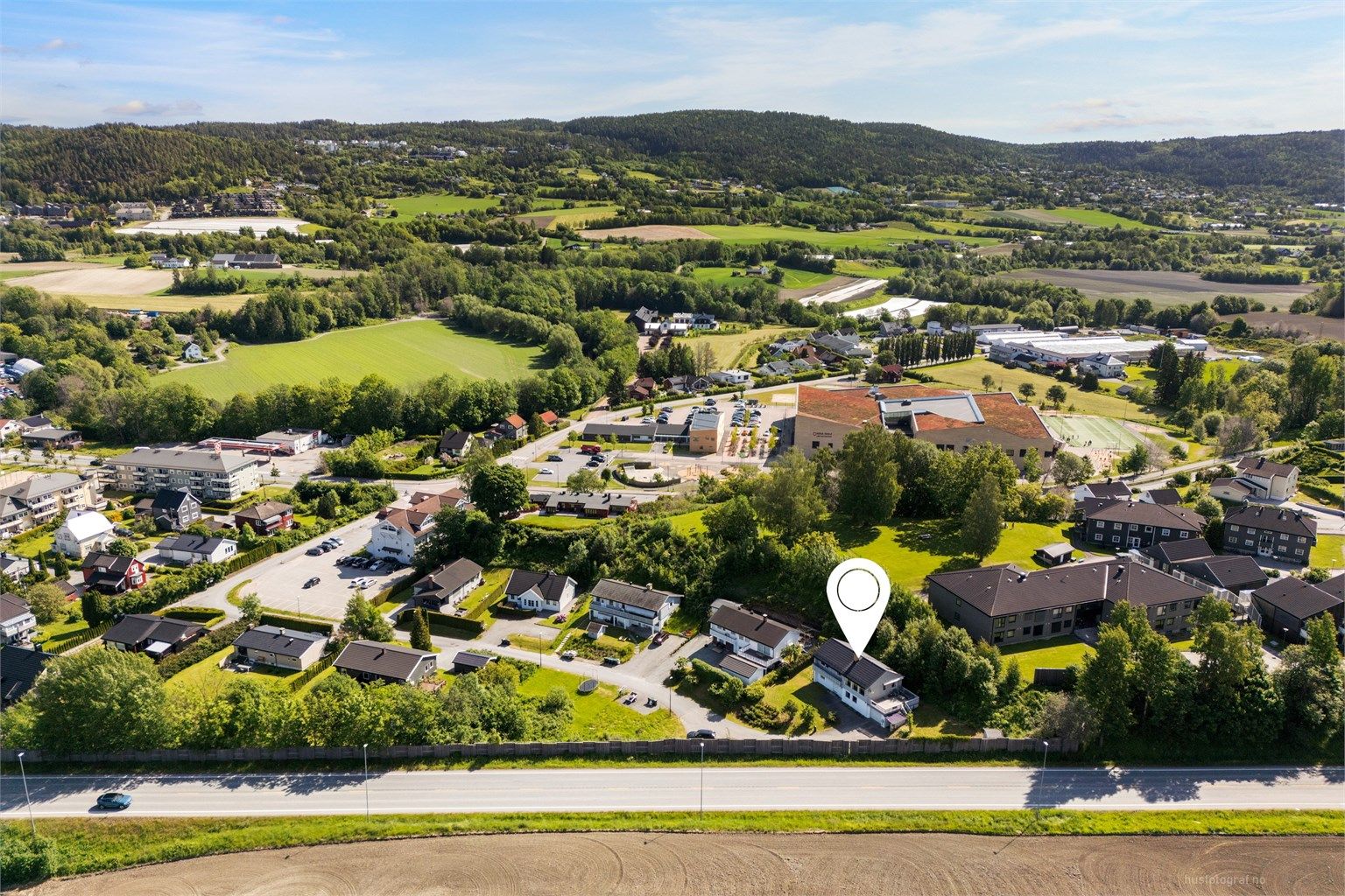 Eiendommen har en god og tilbaketrukket beliggenhet i enden av blindvei og med kort vei til skole og Lierbyen sentrum