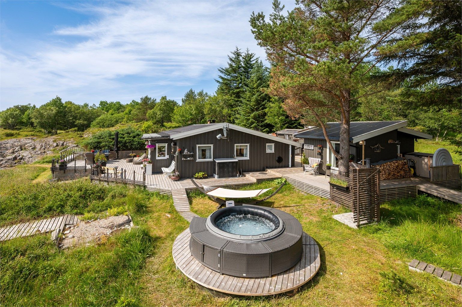 Eiendommen har fantastiske solforhold og ligger usjenert til i idylliske omgivelser. Selger opplyser om solgang fra ca. kl. 05:00 - 21:00 på sommerstid. 