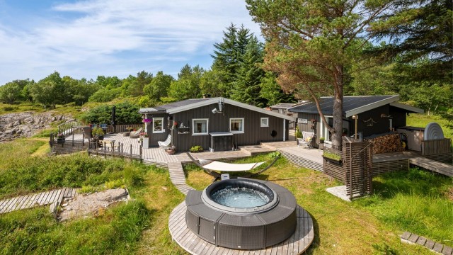 Eiendommen har fantastiske solforhold og ligger usjenert til i idylliske omgivelser. Selger opplyser om solgang fra ca. kl. 05:00 - 21:00 på sommerstid.