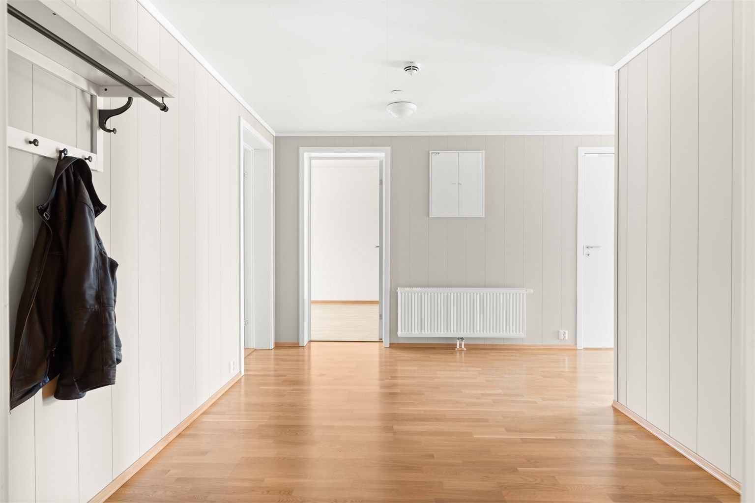 Romslig entré med gode oppbevaringsmuligheter til yttertøy og diverse som gir et godt førsteinntrykk av leiligheten. 