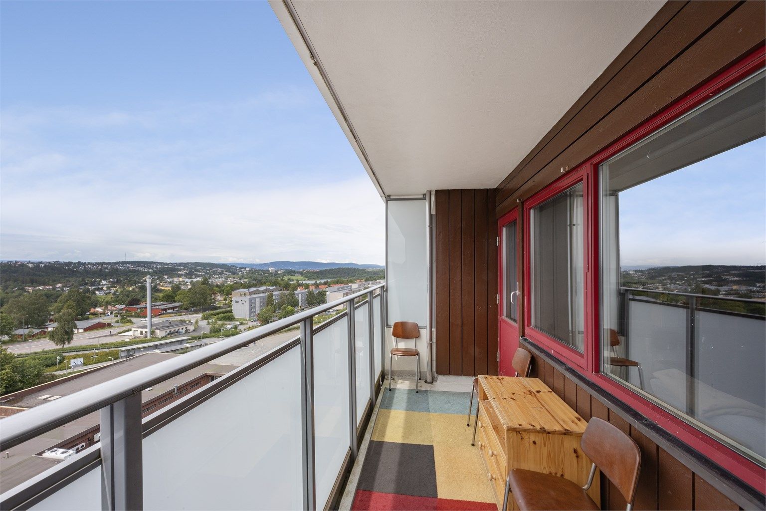 Herlig solrik vestvendt balkong på 7 m² med god plass til utemøbler