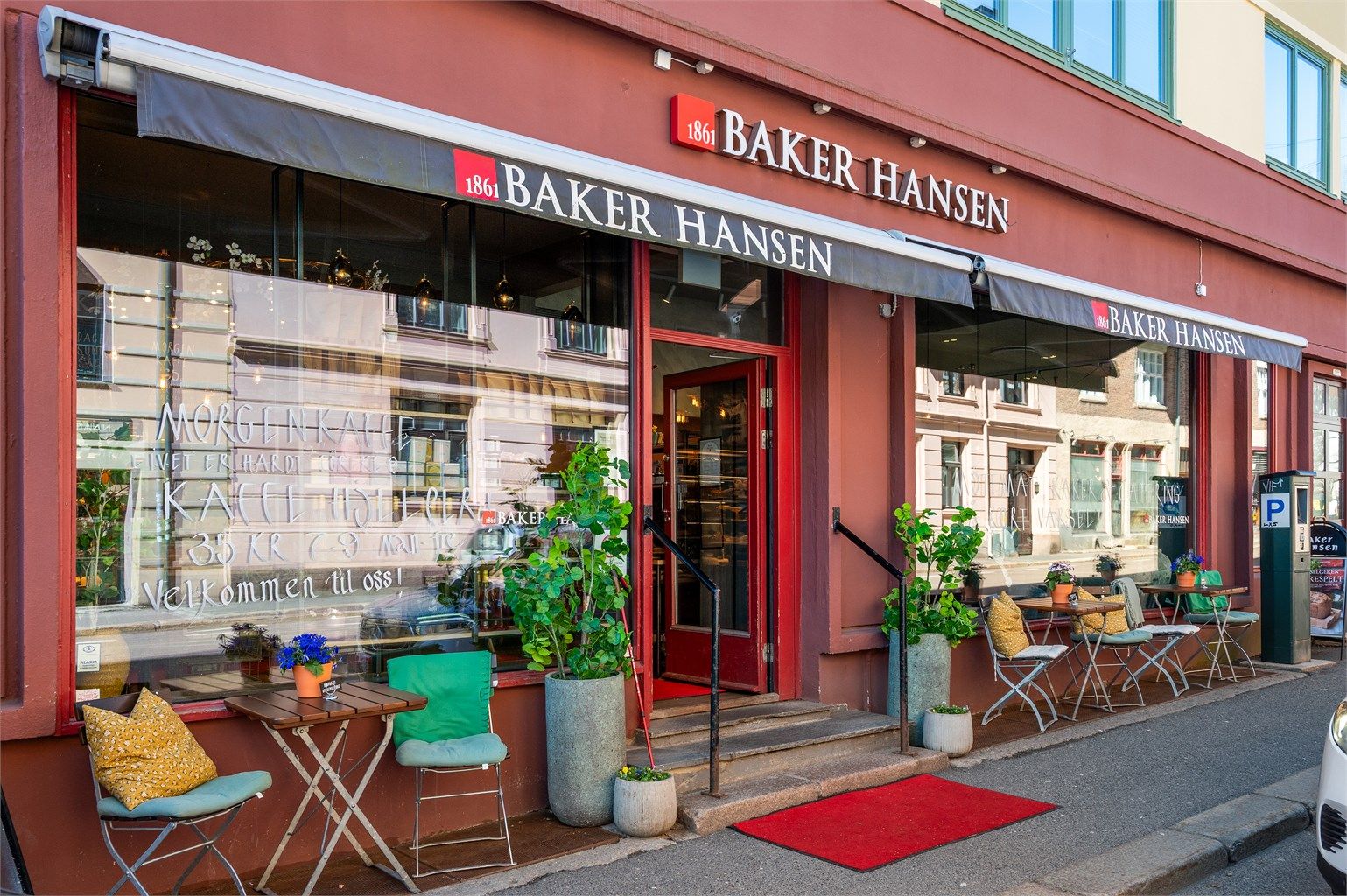 I nærområdet finner du et rikt utvalg av servicetilbud, inkludert populære kafeer som Baker Hansen.