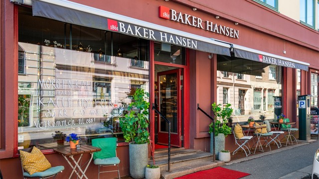 I nærområdet finner du et rikt utvalg av servicetilbud, inkludert populære kafeer som Baker Hansen.