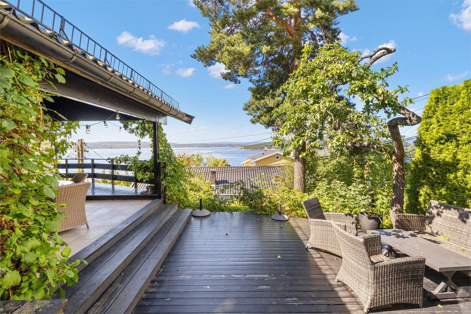 Eiendommen har et samlet terrasse- og balkongareal på hele 136 m², fordelt på flere nivåer.