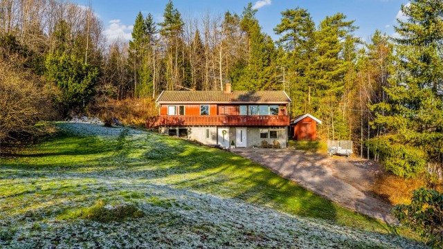 Det er også godt med parkeringsplasser på gruset gårdsplass