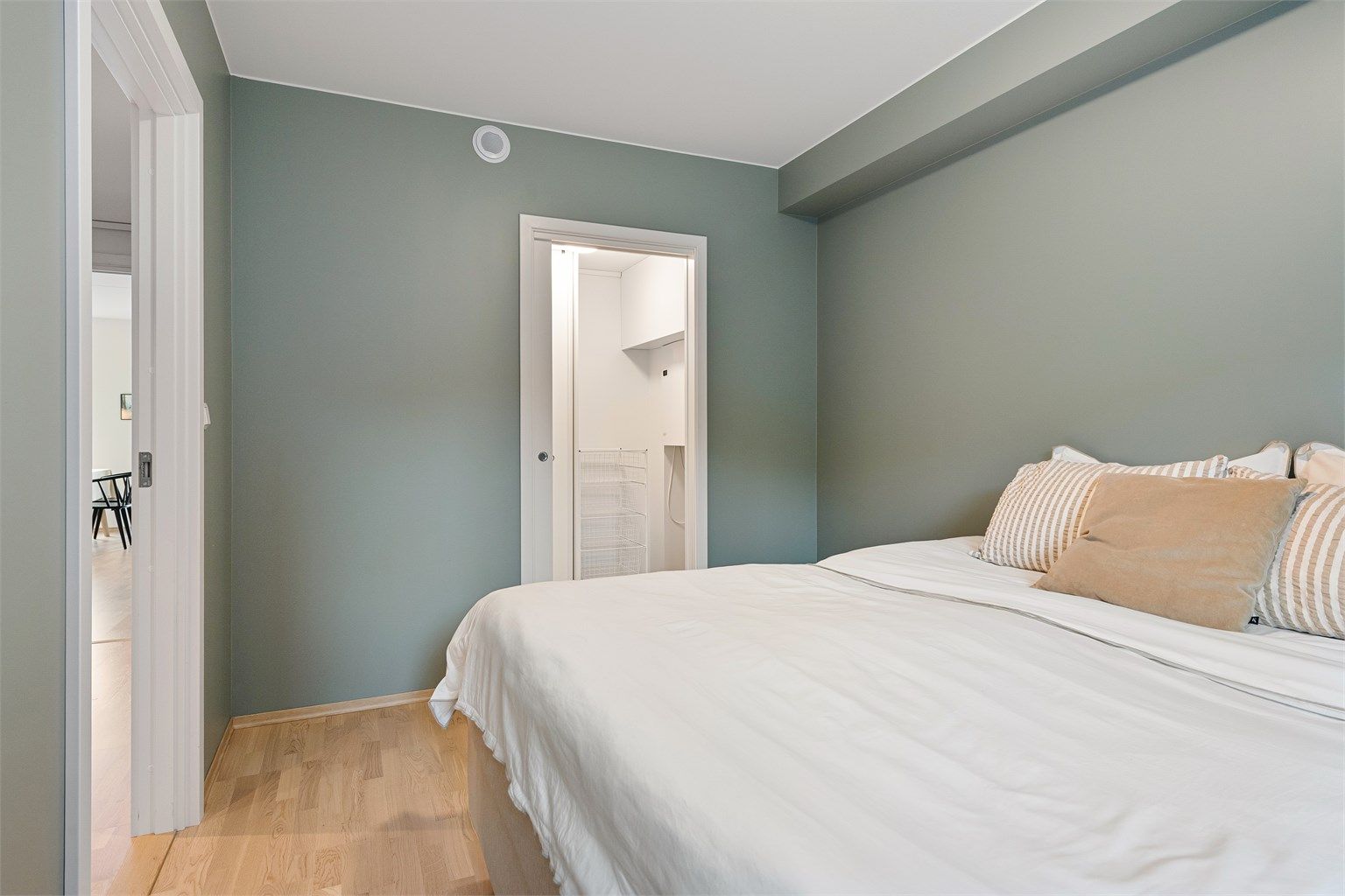 Fra hovedsoverom er det tilkomst til walk-in garderobe via skyvedør