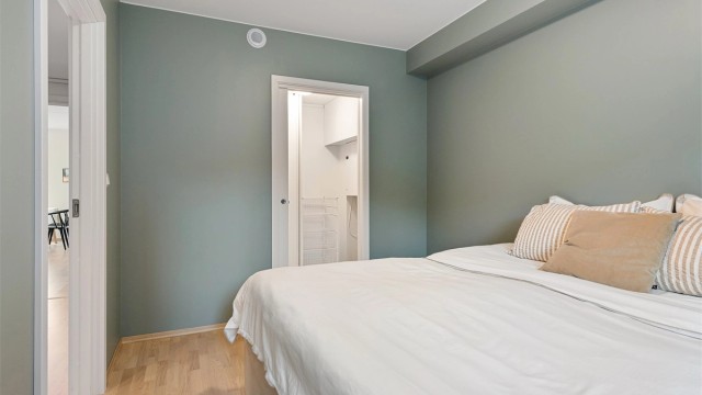 Fra hovedsoverom er det tilkomst til walk-in garderobe via skyvedør