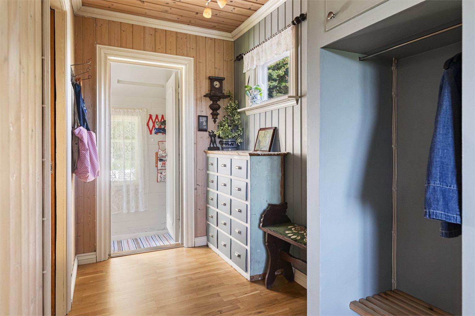 Vindfang og med gang hvor det er plass til å henge av yttertøy