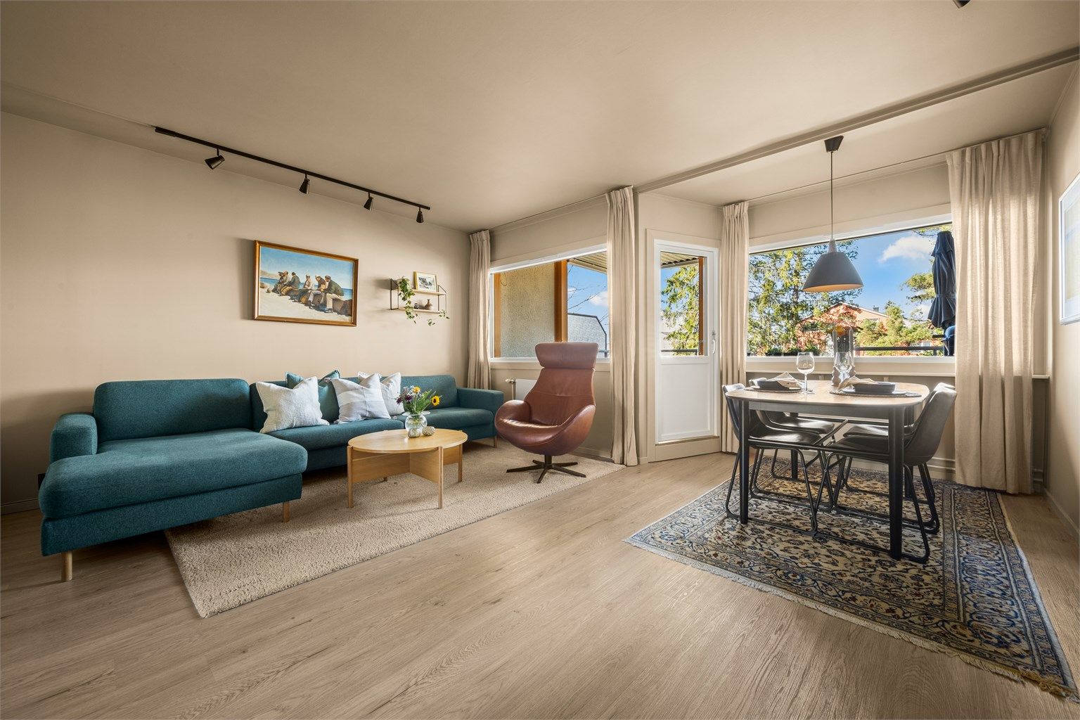 Romslig stue med utvidet inngang. Vegger og himling er malt i samme farge for en mer helhetlig følelse.