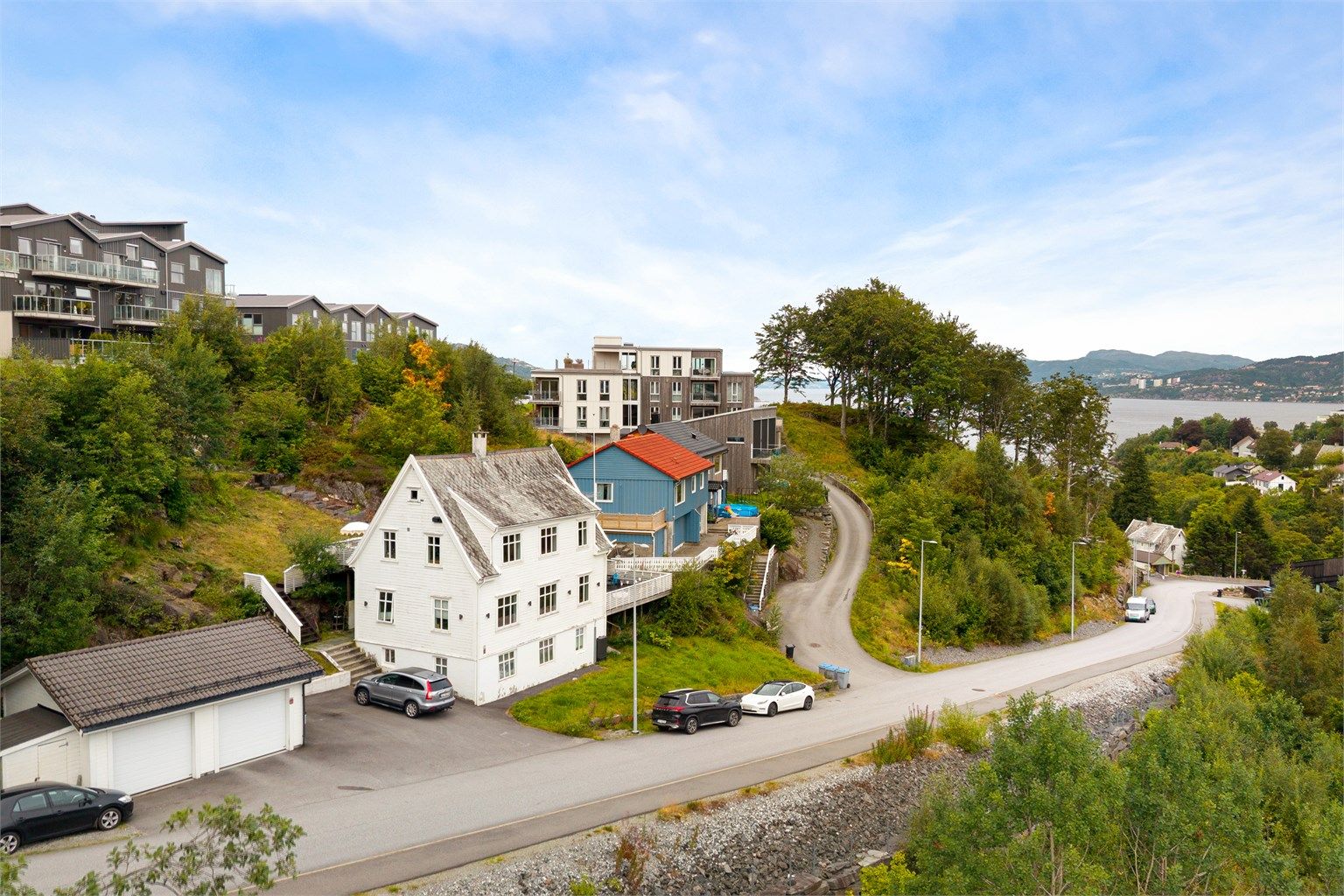 - Kort gangavstand til busstopp med gode forbindelser til sentrum - 