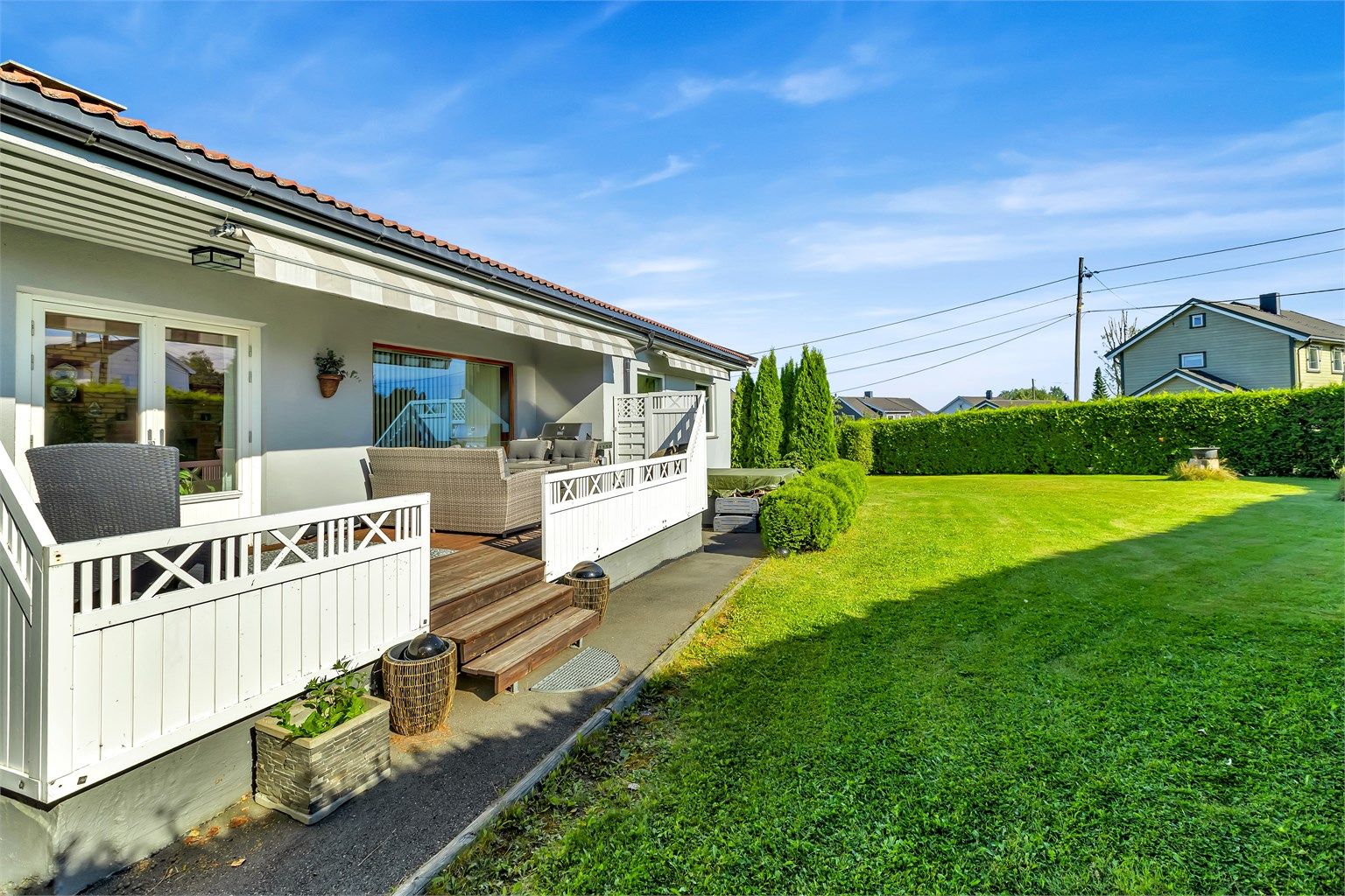 Hyggelige uteområder med stort plenareal