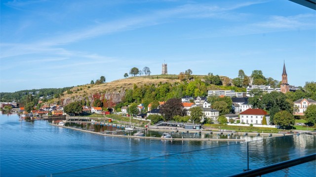 Her kan du nyte det åpne sjølandskapet, Tønsberg by med brygger og båthavn, samt Slottsfjellet som en majestetisk kulisse.