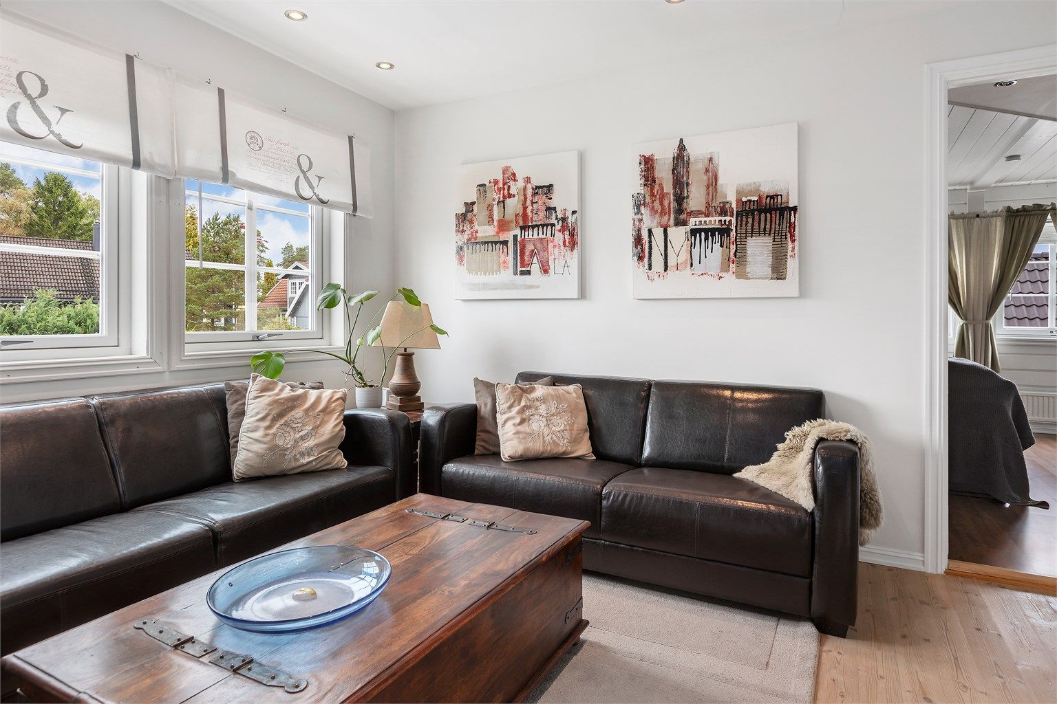 Loftstuen gir en ekstra sone for familien, med plass til sofagruppe.
