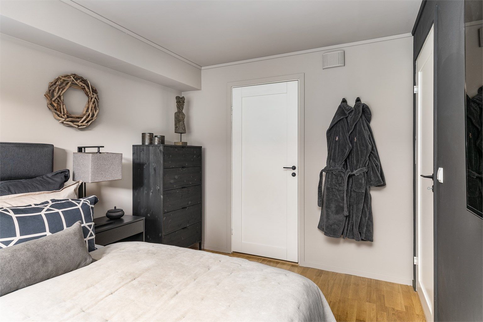 Hovedsoverommet har tilknyttet bod/teknisk rom på ca. 3 kvm. som i dag benyttes dels som garderobe.