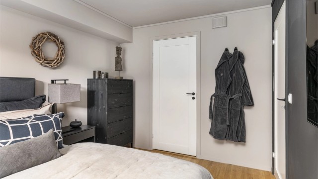Hovedsoverommet har tilknyttet bod/teknisk rom på ca. 3 kvm. som i dag benyttes dels som garderobe.
