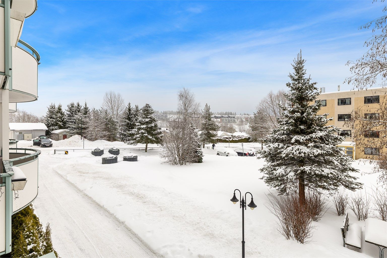 Fra leiligheten er det gangavstand til Triaden Lørenskog Storsenter med et bredt servicetilbud.