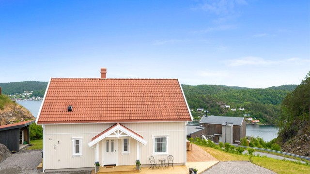 Sjønært og fint beliggende med vid utsikt mot vakker natur