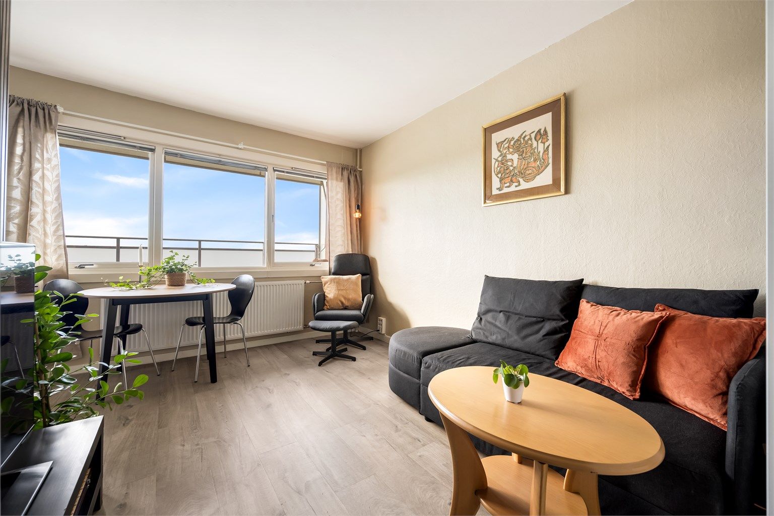 Stuen oppvarmes med radiator tilkoblet felles varmesentral og har plass til både sofagruppe og spisebord.