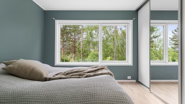 Hovedsoverommet er på ca 13m², noe som gir god plass til dobbeltseng og god oppbevaringsplass i skyvedørsgarderoben