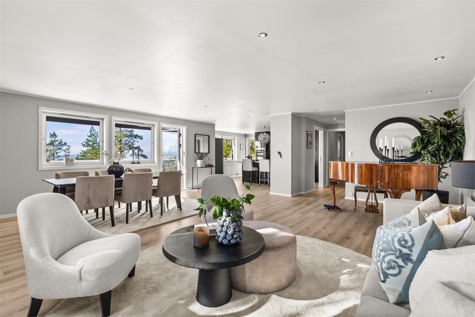 Den romslige toppetasjen er skreddersydd for både hverdagsliv og sosiale sammenkomster. Rikelig med vindusflater slipper inn godt med naturlig lys, samtidig som de fremhever den flotte utsikten