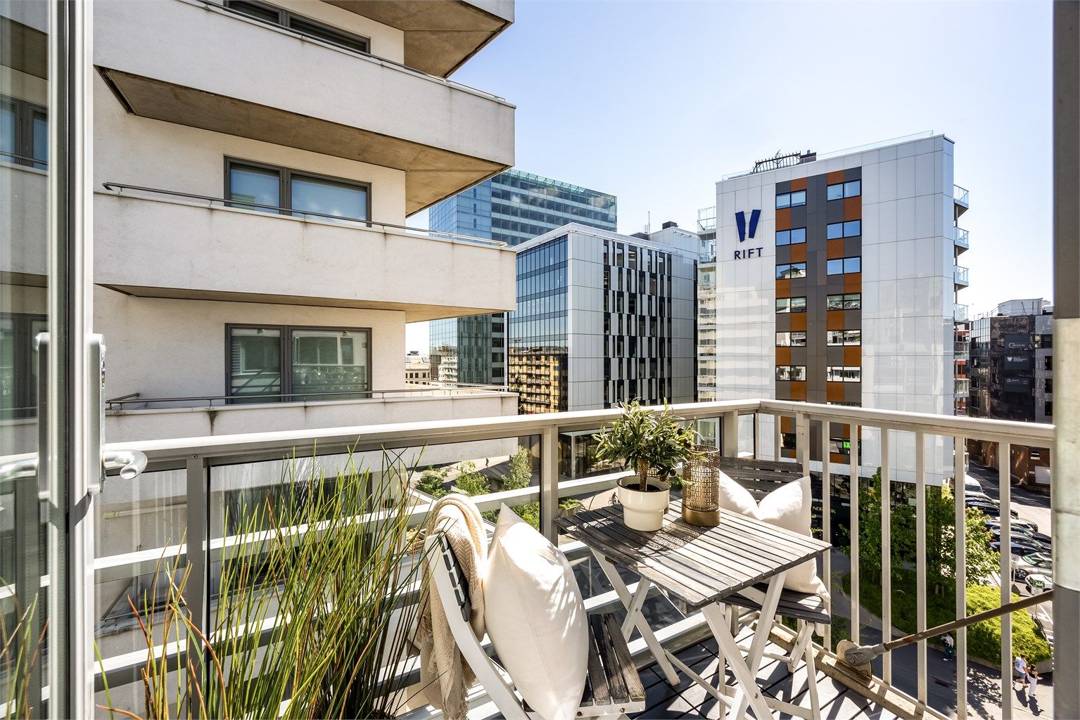 Leiligheten har en sydøstvendt balkong. En aldri så liten forlengelse av stuen på sommerhalvåret.