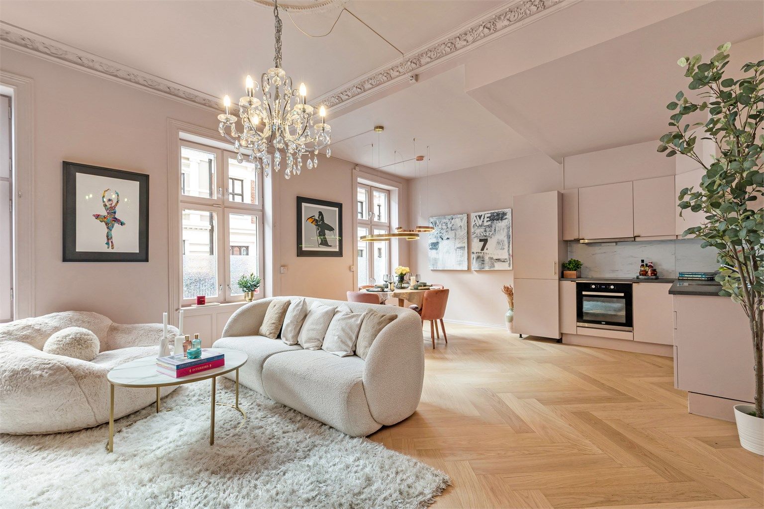 Generøs takhøyde og gode vindusflater