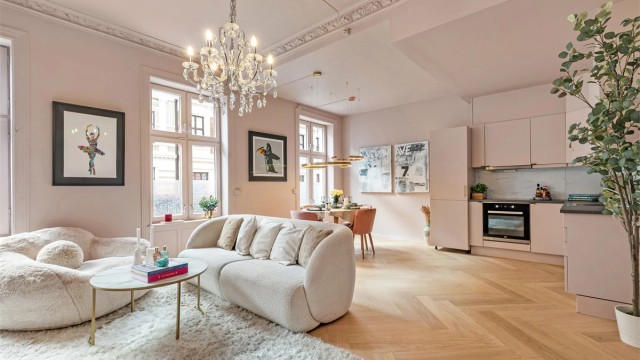 Generøs takhøyde og gode vindusflater