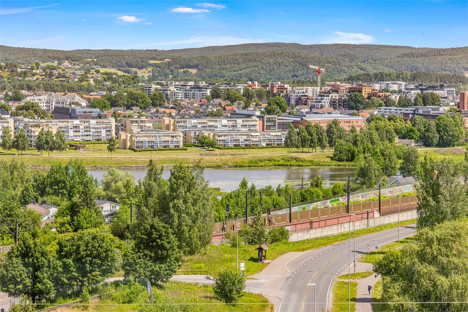Lillestrøm stasjon er et knutepunkt med flytog til Gardermoen på 12 minutter.