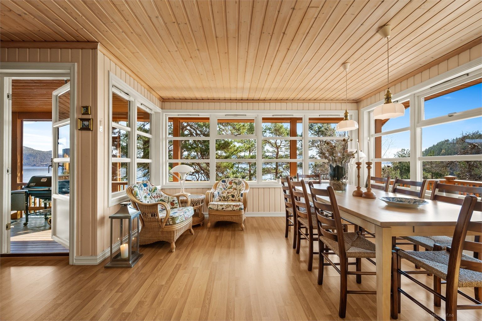 Store vindusflater fra 2002 slipper inn rikelig med dagslys og rammer inn utsikten mot naturen og fjorden.