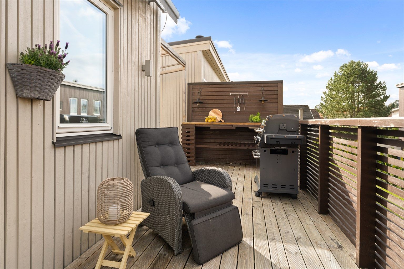 I årets varme måneder får terrassen til andre etasje sol allerede fra tidlig på dagen.