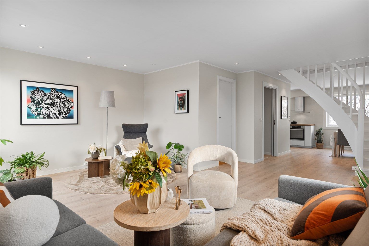 - Her kan man møblere i flere soner om ønskelig. Tilkomst til bad og gang -