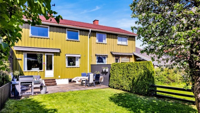 Velkommen til attraktivt rekkehus over tre plan i Bølerlsetta 4C!