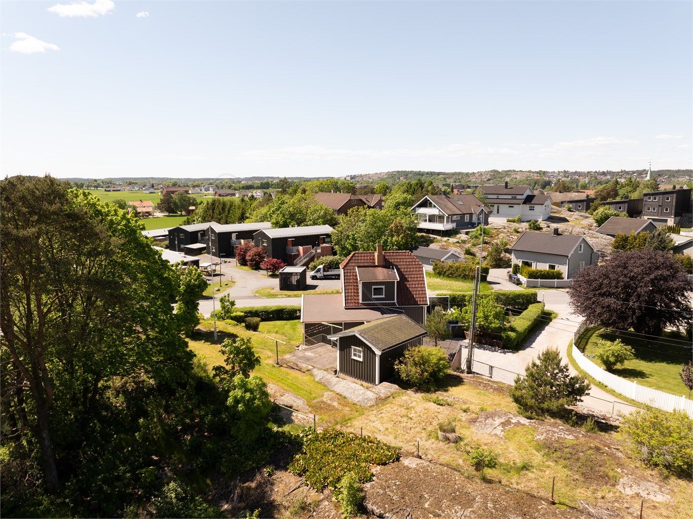 Selv om eiendommen har adresse Begbyveien, skjer innkjøring via den private gaten Helgeberget.