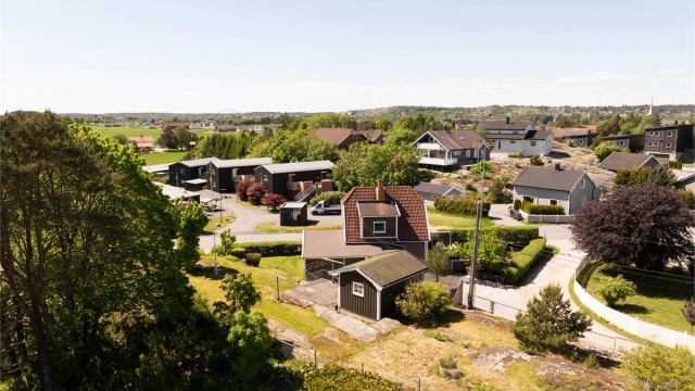Selv om eiendommen har adresse Begbyveien, skjer innkjøring via den private gaten Helgeberget.