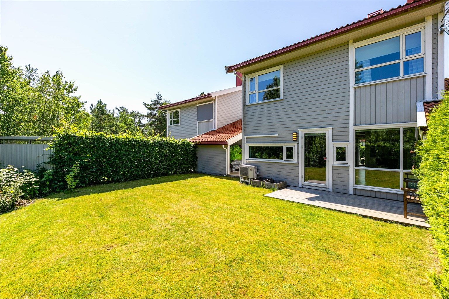 Hage på begge sider av boligen gir deg tilgang til solen hele dagen. I bakhagen er solen fra tidlig morgen til midt på ettermiddagene sommerstid.