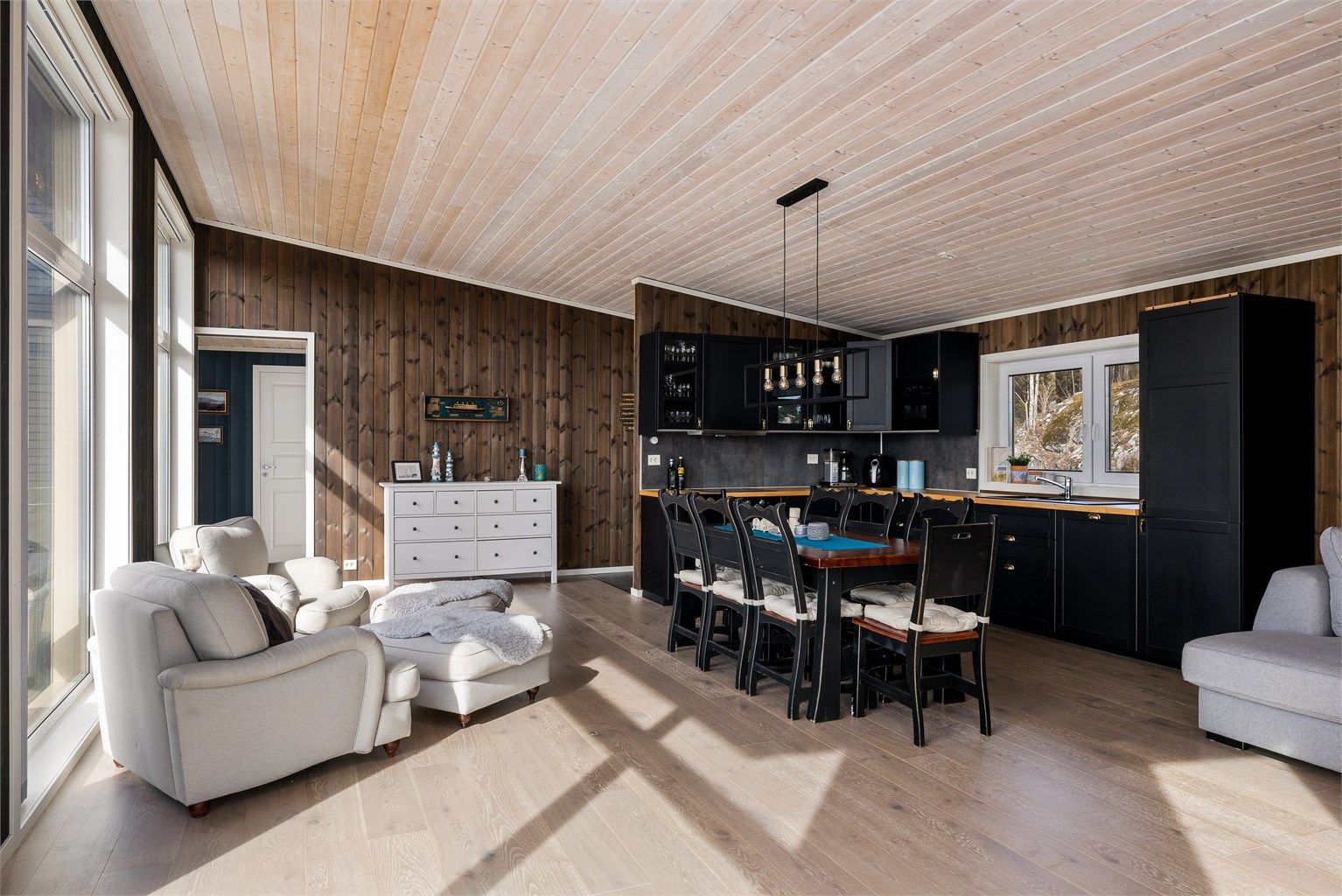 LYST OG LUFTIG: Allrommet har store vindusflater som slipper inn masse lys og utsikt.