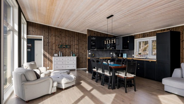 LYST OG LUFTIG: Allrommet har store vindusflater som slipper inn masse lys og utsikt.