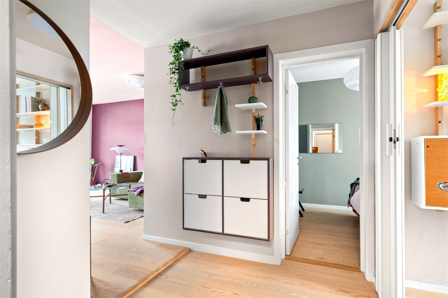 Entréen binder sammen soverommene og oppholdsrommet på en effektiv måte.