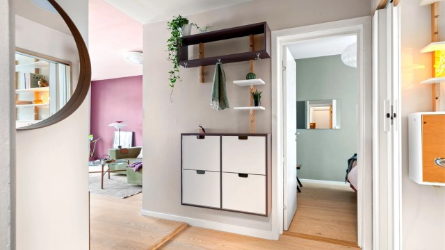 Entréen binder sammen soverommene og oppholdsrommet på en effektiv måte.