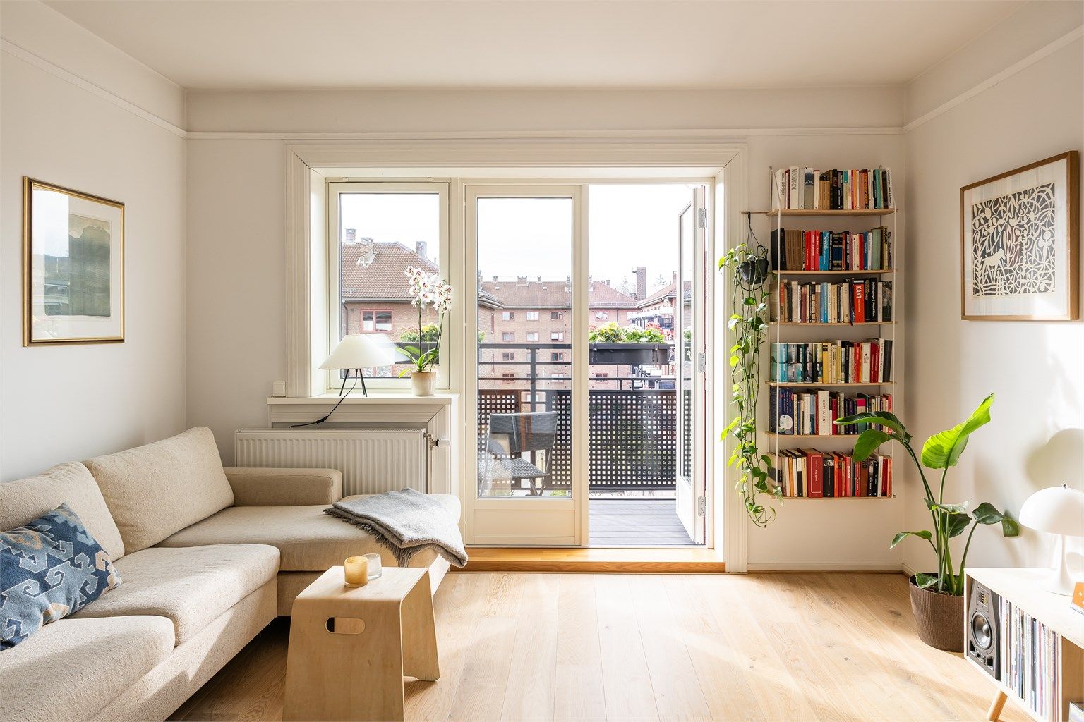 Balkongen er en forlengelse på oppholdsrommet med doble dører.