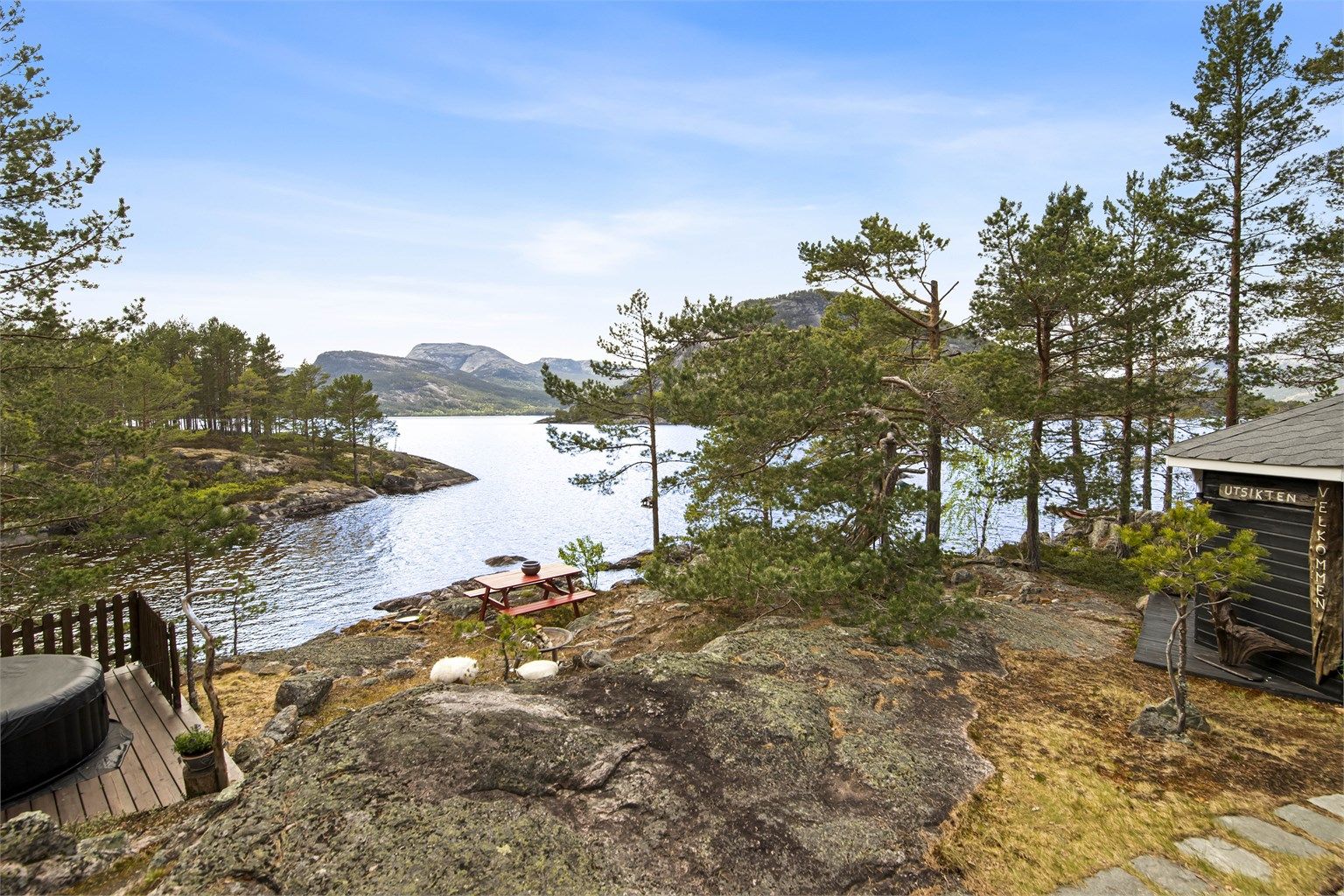 Eiendommen har flere fine uteplasser på den kuperte naturtomten.