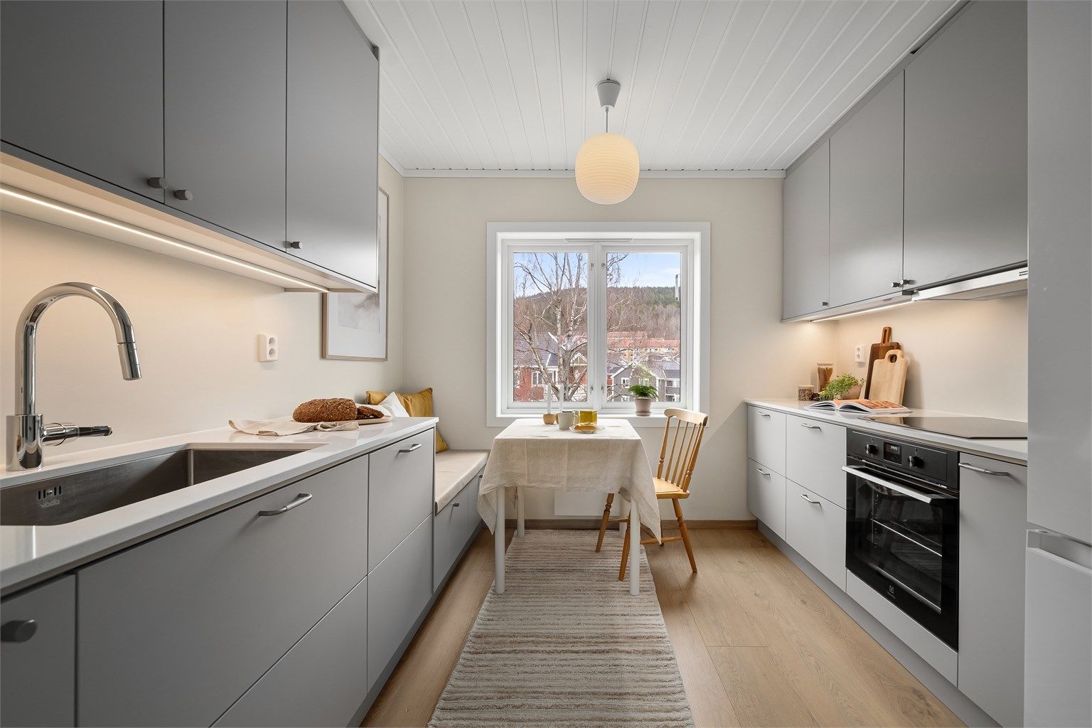 Flott, separat kjøkken med masser av lysinnslipp