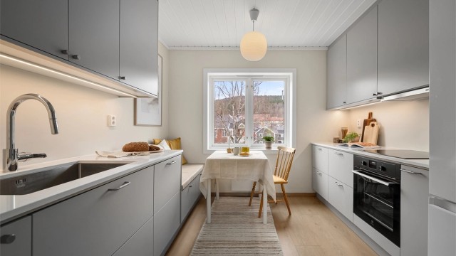 Flott, separat kjøkken med masser av lysinnslipp