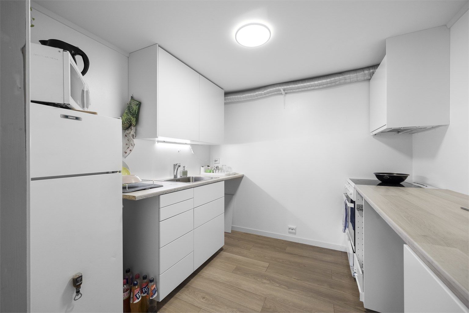 Praktisk kjøkken i underetasjen, oppgradert i 2022 med blant annet rør-i-rør-system og komfyrvakt.