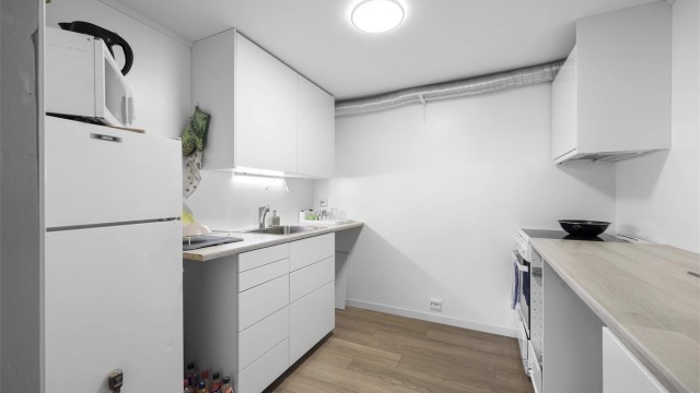 Praktisk kjøkken i underetasjen, oppgradert i 2022 med blant annet rør-i-rør-system og komfyrvakt.