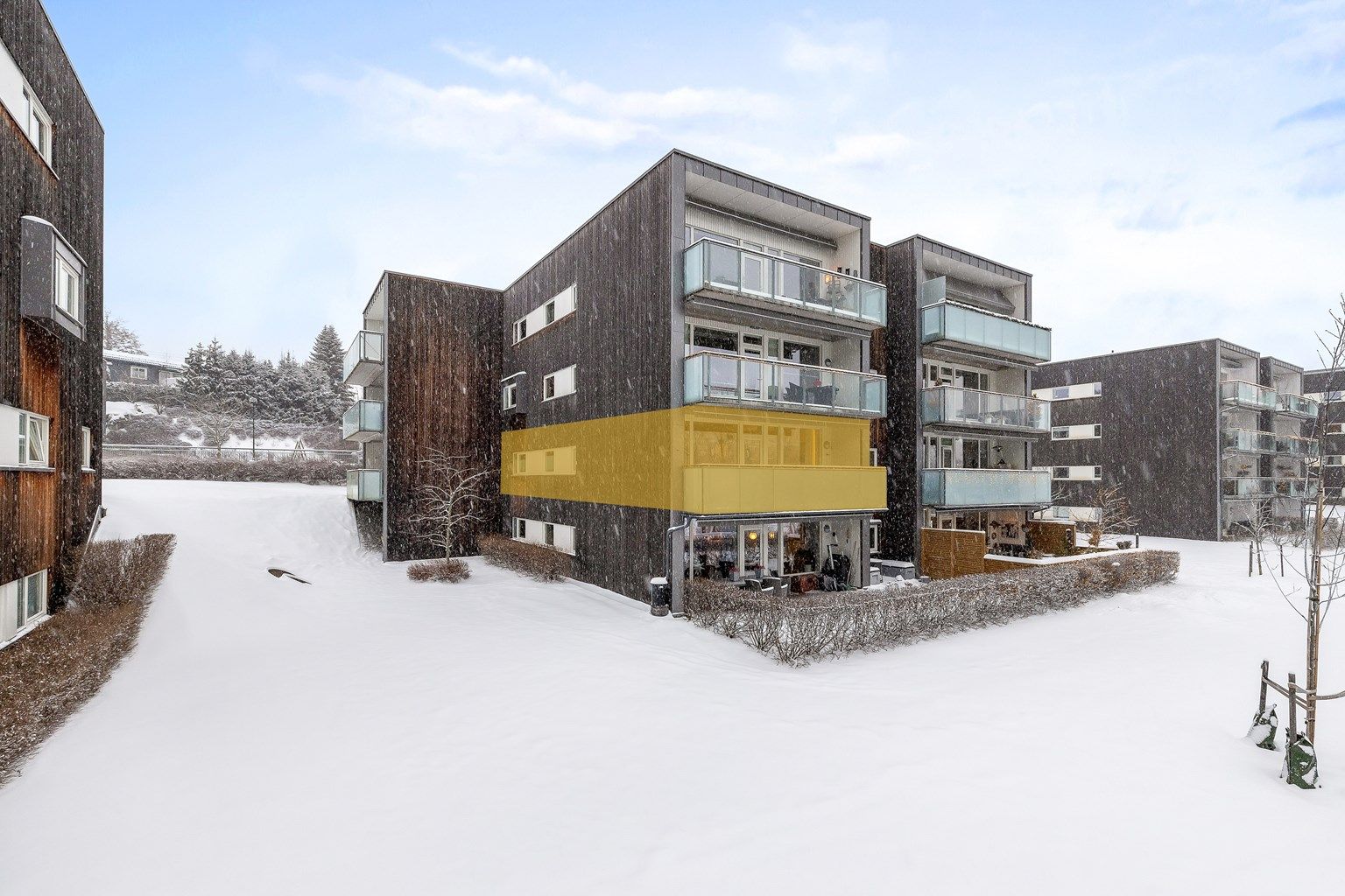 Velkommen til Bondistranda 42, presentert av Terje Tveit i Krogsveen. Flott 4-roms leilighet i første rekke til Bondivann. Solrik balkong. 2 garasjeplasser.